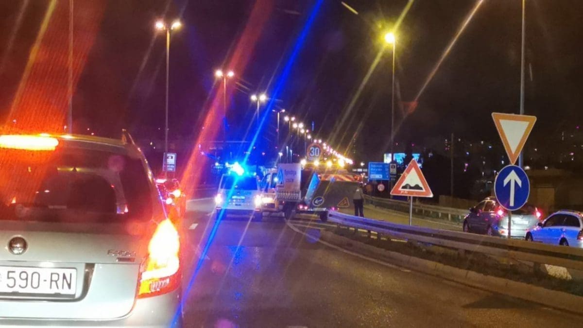 MOTOCIKL UDARIO U PSA Prometna u Ulici Zbora narodne garde. Donosimo detalje