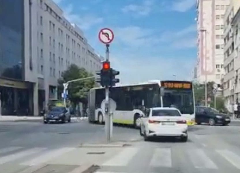 ŠTA GA BRIGA ZA ZNAK ZABRANE SKRETANJA? Iako je zabranjeno skretanje ulijevo na ovom mjestu, njemu to nije zasmetalo