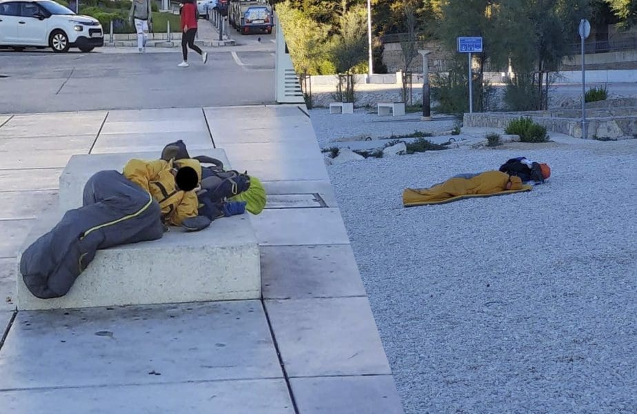 SPAVANJE POD ZVIJEZDAMA Hoteli poluprazni, gosti spavaju na ulicama