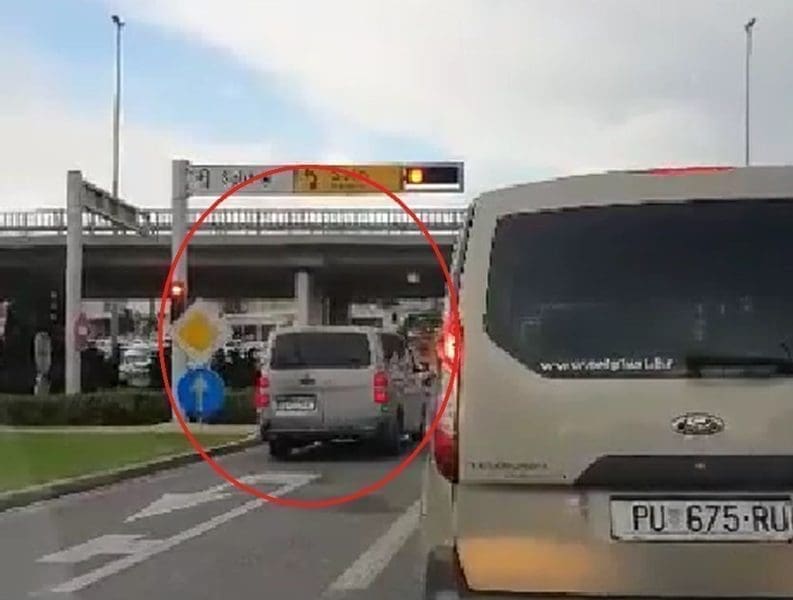 Kakav bezobrazluk! Pogledajte kako je taksist zaobišao kolonu i napravio budalama vozače koji su čekali u svojoj traci