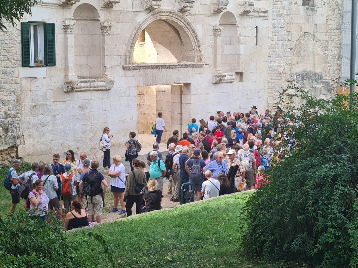 Koje je godišnje doba? Split krcat turistima