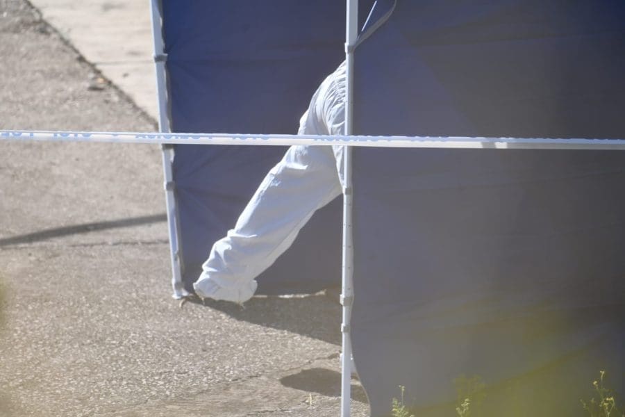 JEZIVO UBOJSTVO U SUSJEDSTVU Pronađeno tijelo muškarca koje je visjelo na zaštitnoj ogradi glavne ceste
