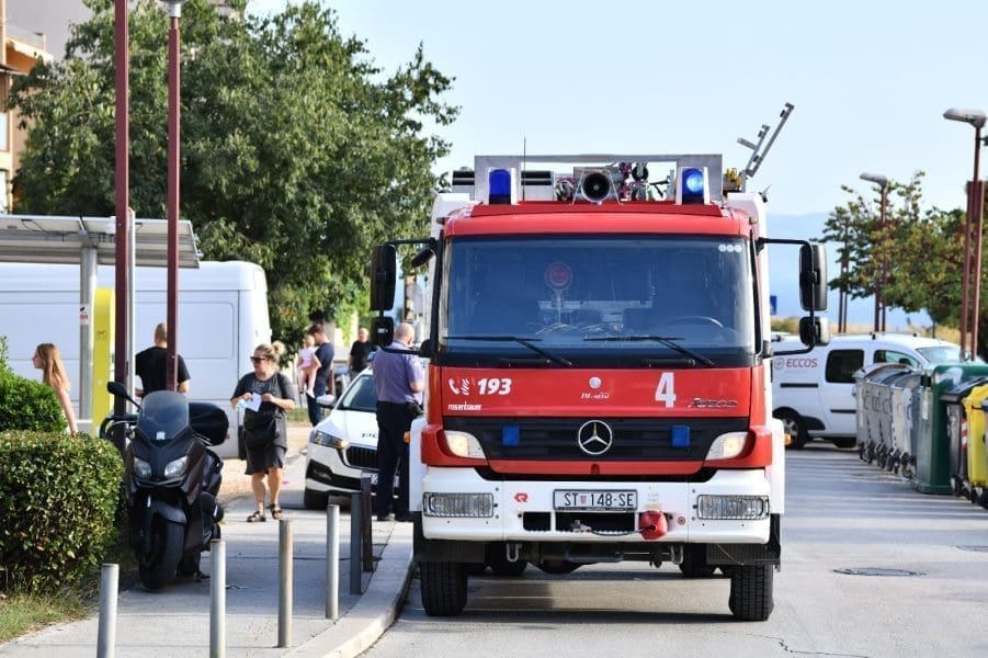 ŠTO SE DOGAĐA U SPLITSKOJ ŠKOLI? Cijela škola evakuirana, vatrogasci su na licu mjesta: "Dimilo je..."