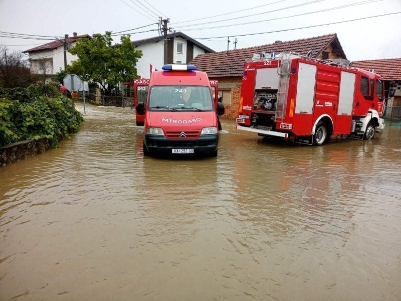 OBILNA KIŠA ZADALA PROBLEME Vatrogasci imali pune ruke s ispumpavanjem vode iz stanova, podruma i garaža