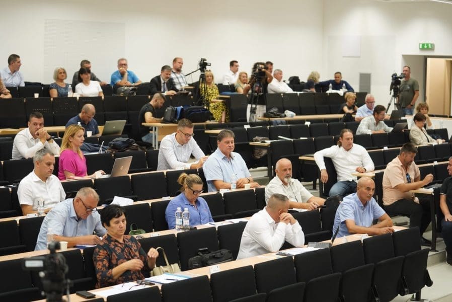 KRAJ JOŠ JEDNOG ZASJEDANJA Nakon gotovo devet sati rasprave sjednica Županijske skupštine Splitsko-dalmatinske je završila. Donosimo vam najbitnije detalje, evo o čemu se glasalo i što je sve prihvaćeno