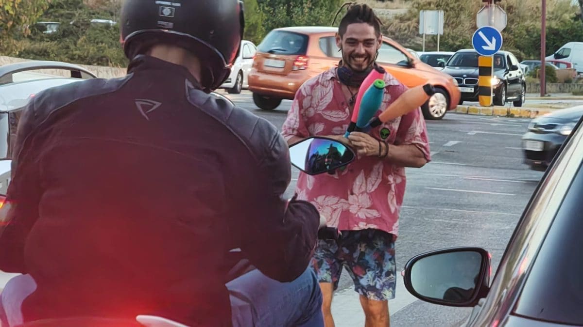 NEOBIČNA IZVEDBA NA SEMAFORU U SPLITU Vratolomijama kratio vrijeme vozačima i smirivao nervozu na "crvenom"