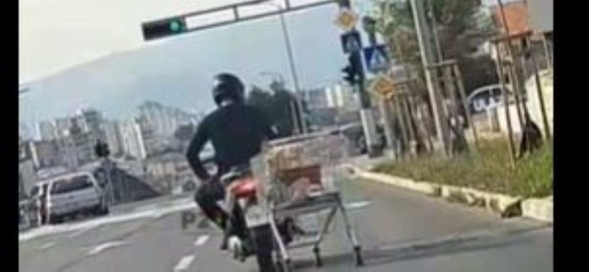 NEVJEROJATAN PRIZOR IZ SPLITA Na motoru gurao kolica za kupnju nasred ceste!