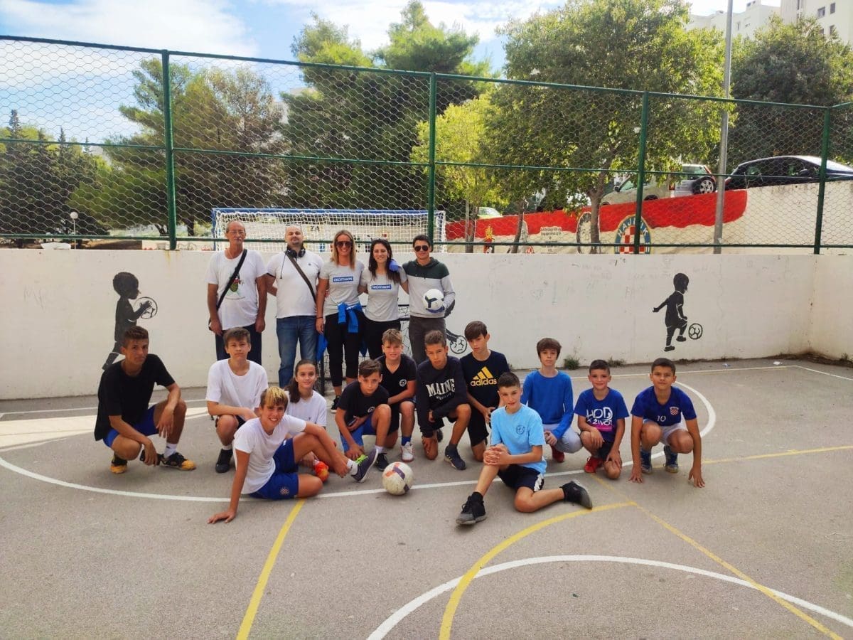 VRIJEDNA EKIPA SA SPLITSKIH PUJANKI organizirali ekološko - sportsku akciju kojom su okupili djecu i odrasle iz kvarta: "Sreća i zadovoljstvo svakog pojedinca"