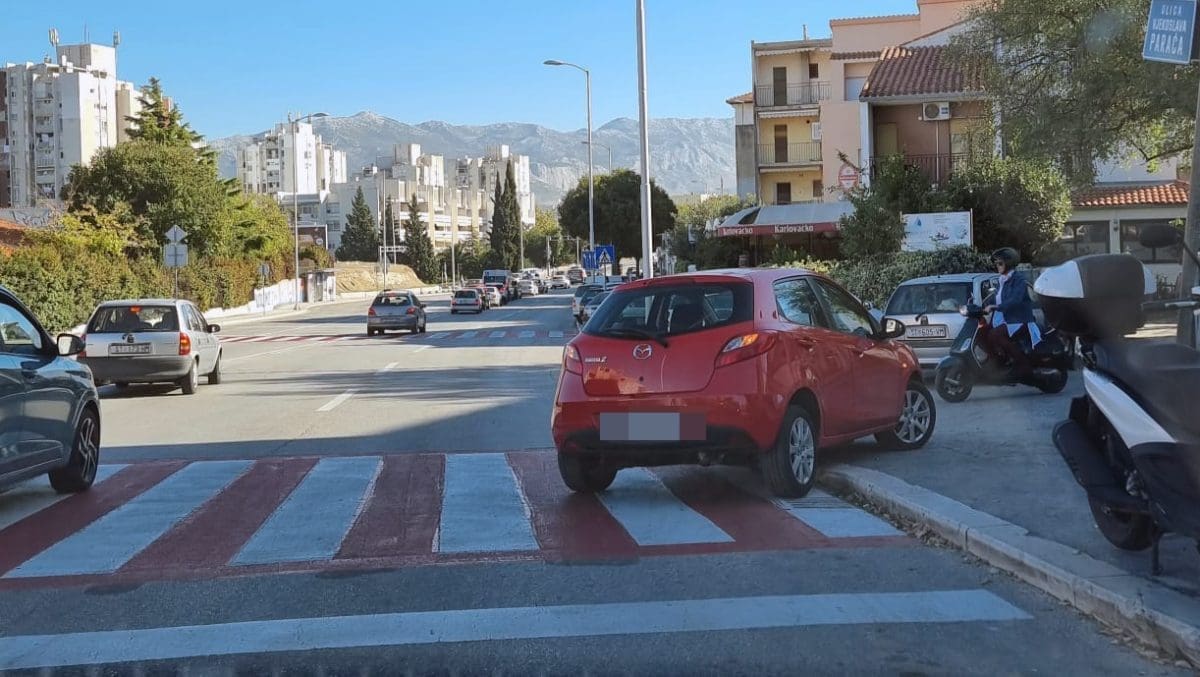 "Lola" ostavio auto na pješačkom prijelazu kod poznatog splitskog raskrižja, upalio "sva četiri"...