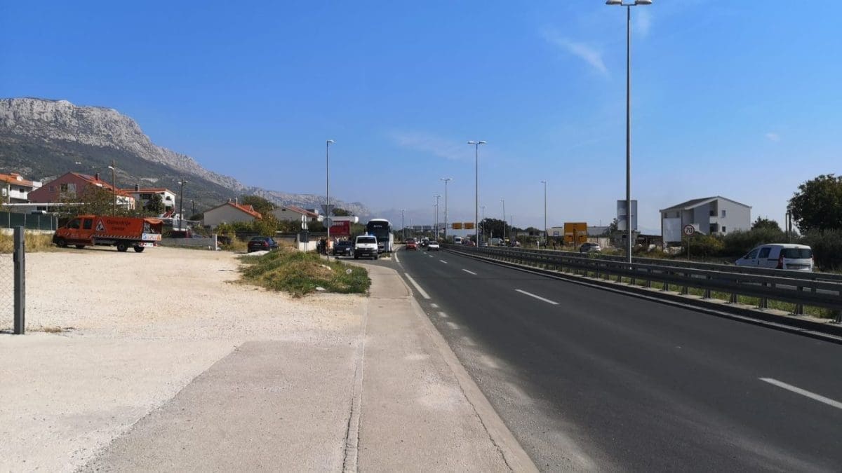 VELIKE GUŽVE U SMJERU TROGIRA Dogodila se nova prometna nesreća: Sudjelovali autobus i osobni automobil