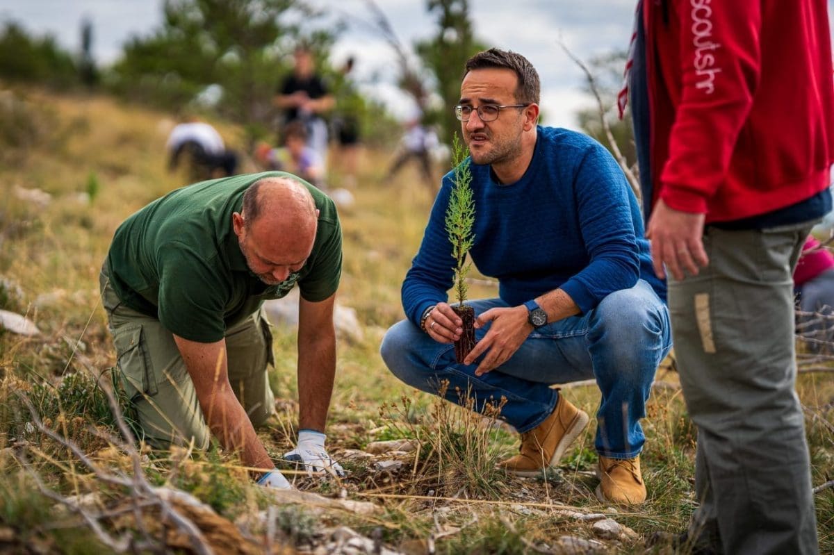 BAĆO U AKCIJI SAĐENJA "Prvi čempres zasađen. Bolje se zelenit, nego crvenit"