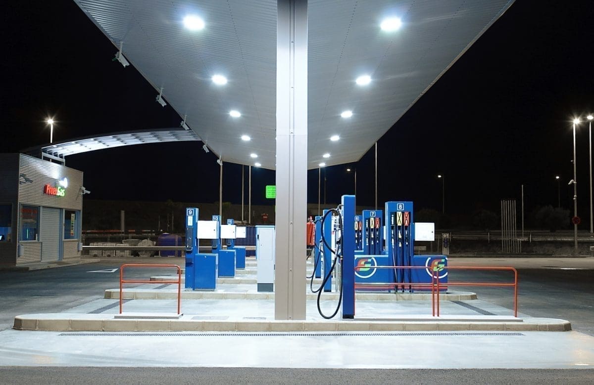 Ušao na benzinsku i natankao "do čepa", uzeo artikle s police, odgurnuo prodavača i dao se u bijeg... Nije daleko stigao