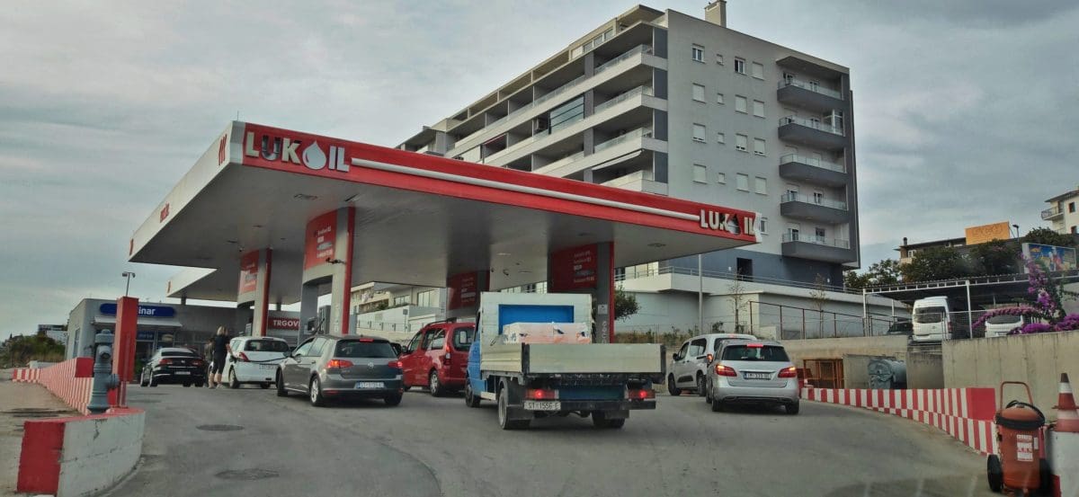 SPLIĆANI POHRLILI NA BENZINSKE Razlog je povećanje cijene goriva, a do kraja dana očekuju se i veće gužve