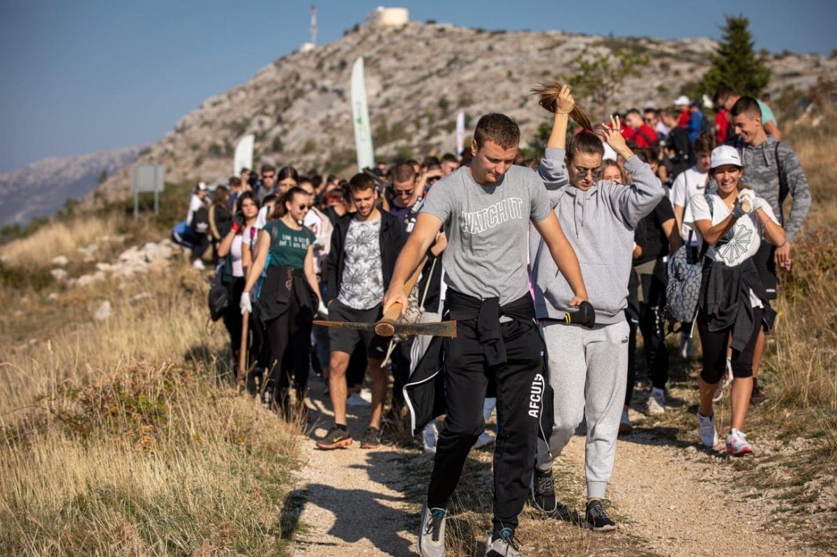 350 učenika, studenata i izviđača pošumljavali Mosor u 33. akciji Boranke