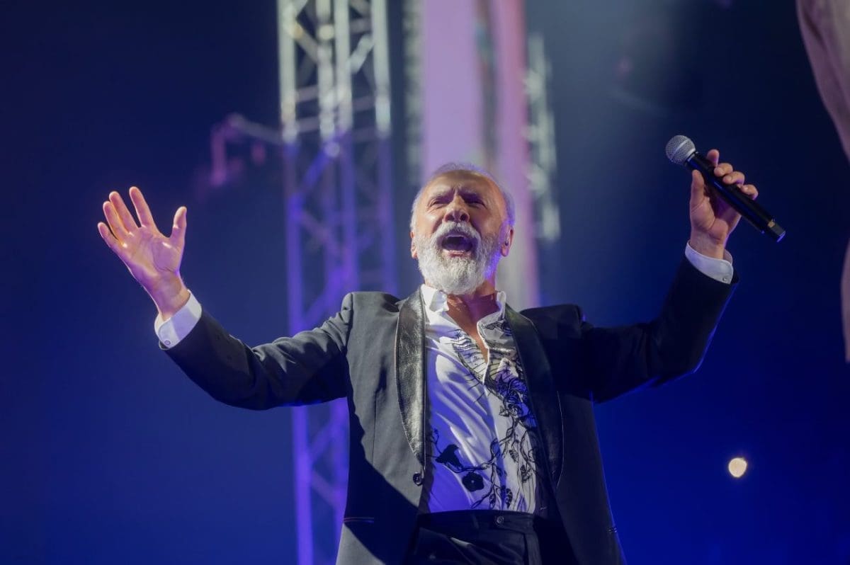 SPEKTAKL Dino Merlin nastavlja rasprodanu hrvatsku turneju trijumfom u Zadru: "Živim za ovakve noći pune radosti"