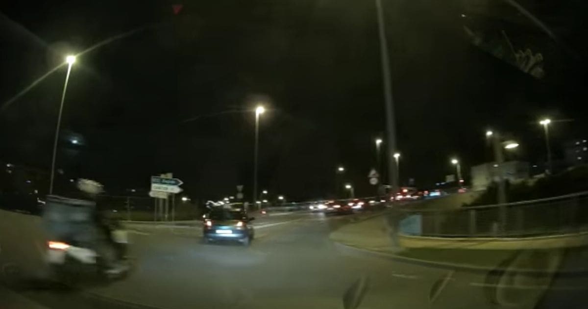 SEKUNDE DO NESREĆE Iznimno opasan manevar vozača motora kod splitskog trgovačkog centra! Pogledajte video