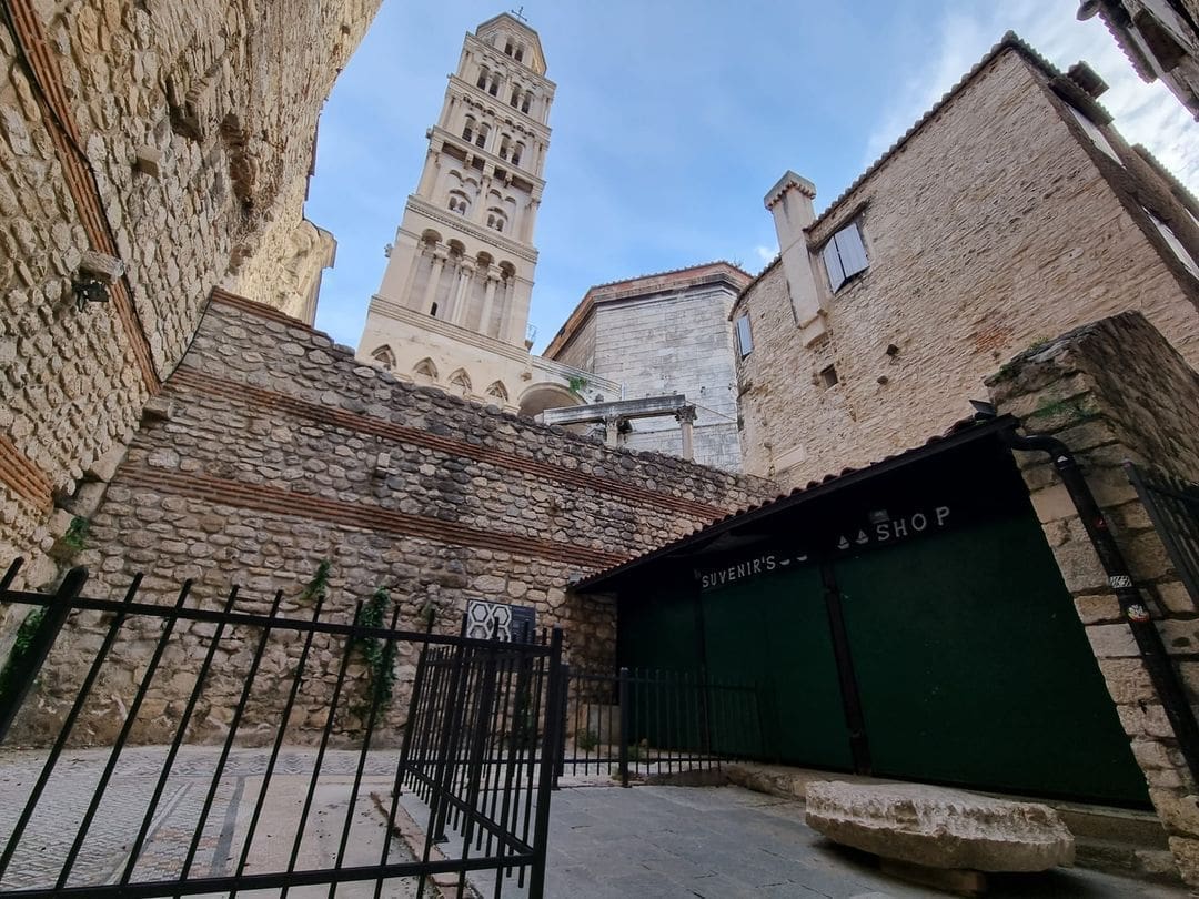 "GRADSKA METLA" RADI PUNOM PAROM Zbogom ilegalnom objektu u srcu Dioklecijanove palače