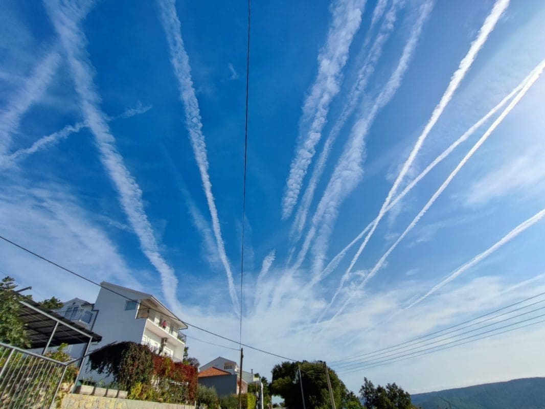 Ponekad se kondenzacijski tragovi iza aviona dugo zadržavaju na nebu. Evo što to znači