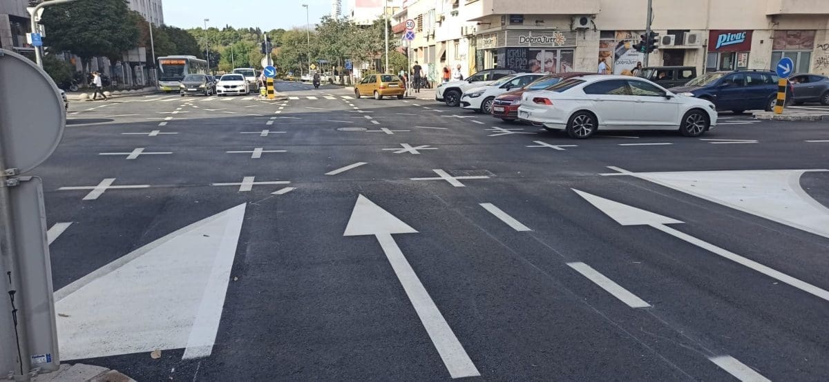 Novi sloj asfalta kod Kroma, velike, lijepe bijele prugice na cesti, ali uzalud - biciklisti ulijevo, motociklisti kroz crveno,....