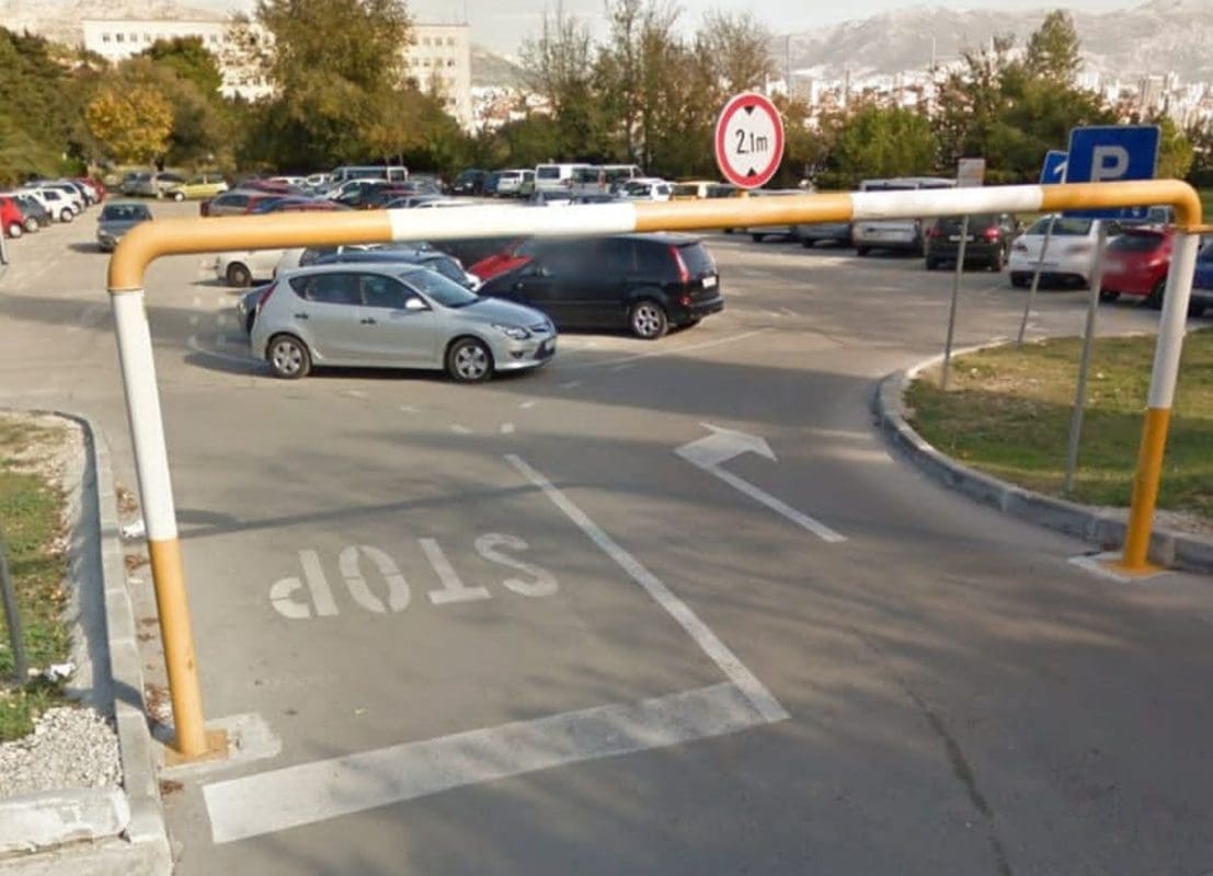 ODZVONILO ILEGALNOM PARKIRANJU Vijeće donijelo važnu odluku, postavit će se graničnik visine prolaza vozila, znak zabrane...