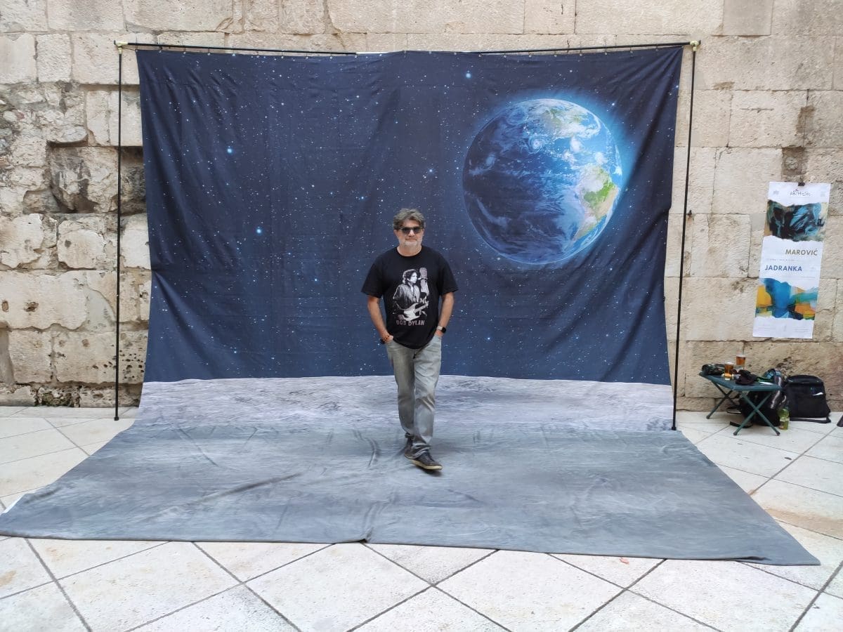 NEOBIČNA ATRAKCIJA NA ZLATNIM VRATIMA Splićane zaintrigirala čudna instalacija, doznajemo o čemu se radi: "Možete letjeti na mjesec"