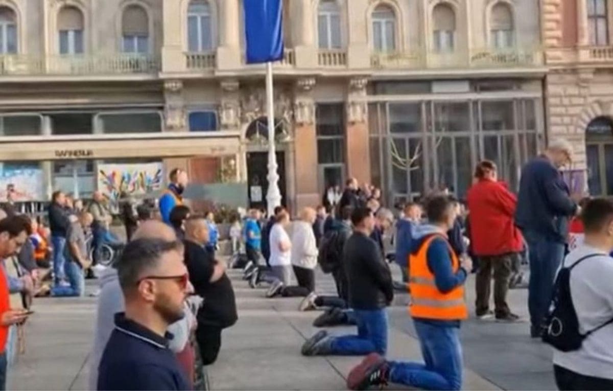 Muškarci klečali usred Zagreba i Splita i molili krunicu