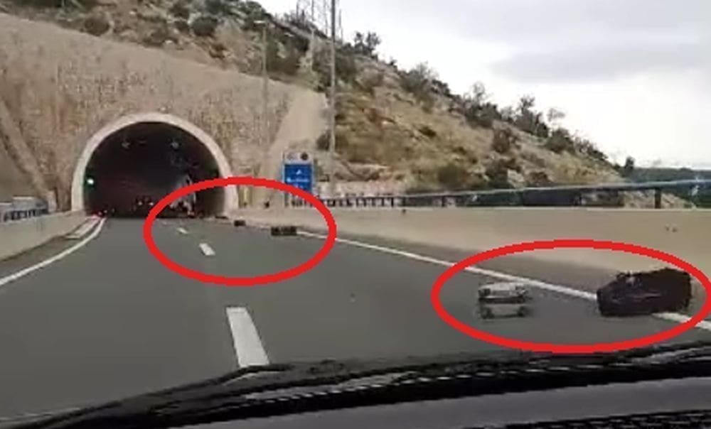POSEBAN OPREZ VOZAČIMA! Rasuti koferi na brzoj cesti Solin-Klis: "A ovo ima samo kod nas"
