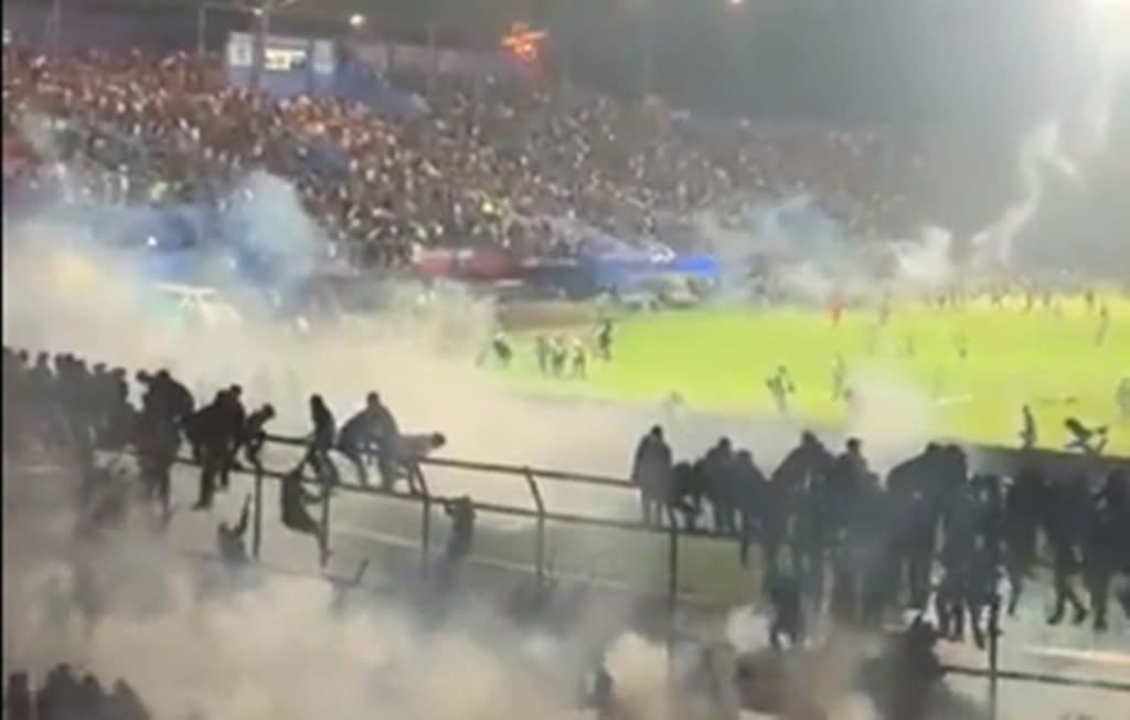 (VIDEO) STAMPEDO U neredima na nogometnoj utakmici u Indoneziji poginule najmanje 174 osobe
