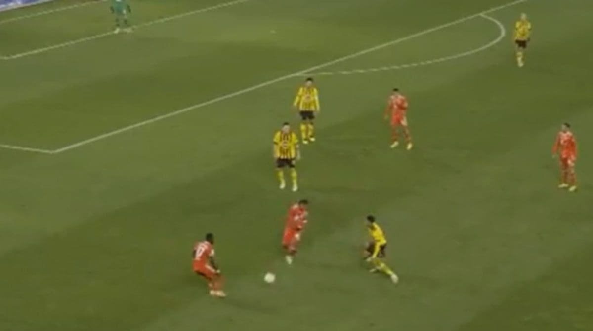 STRAVIČNO Pogledajte brutalan nokaut na Borussia - Bayern. Igrač hitno prevezen u bolnicu