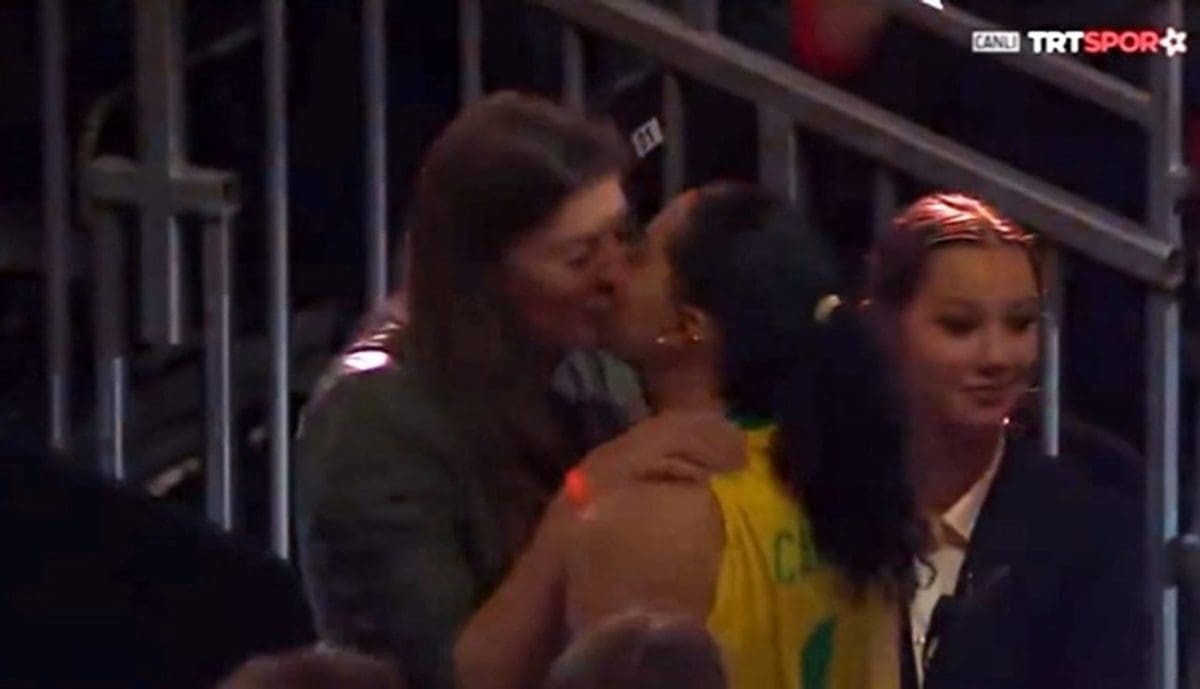 UTJEHA NA TRIBINAMA Odbojkašica nakon poraza od Srbije potrčala poljubiti svoju curu