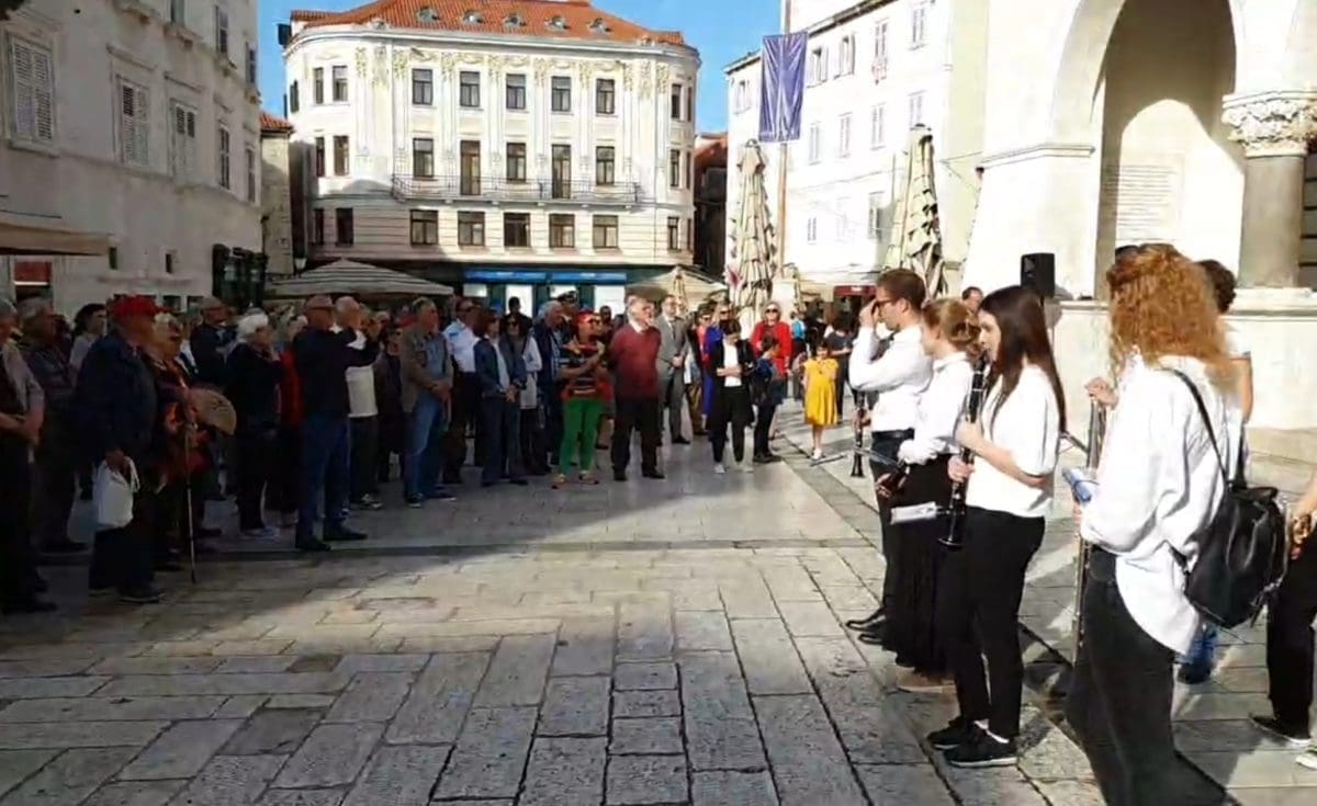 POZNATA PJESMA ORILA SE PJACOM Split slavi 78. obljetnicu oslobođenja od fašističke okupacije, prolaznike rasplesao nastup limene glazbe