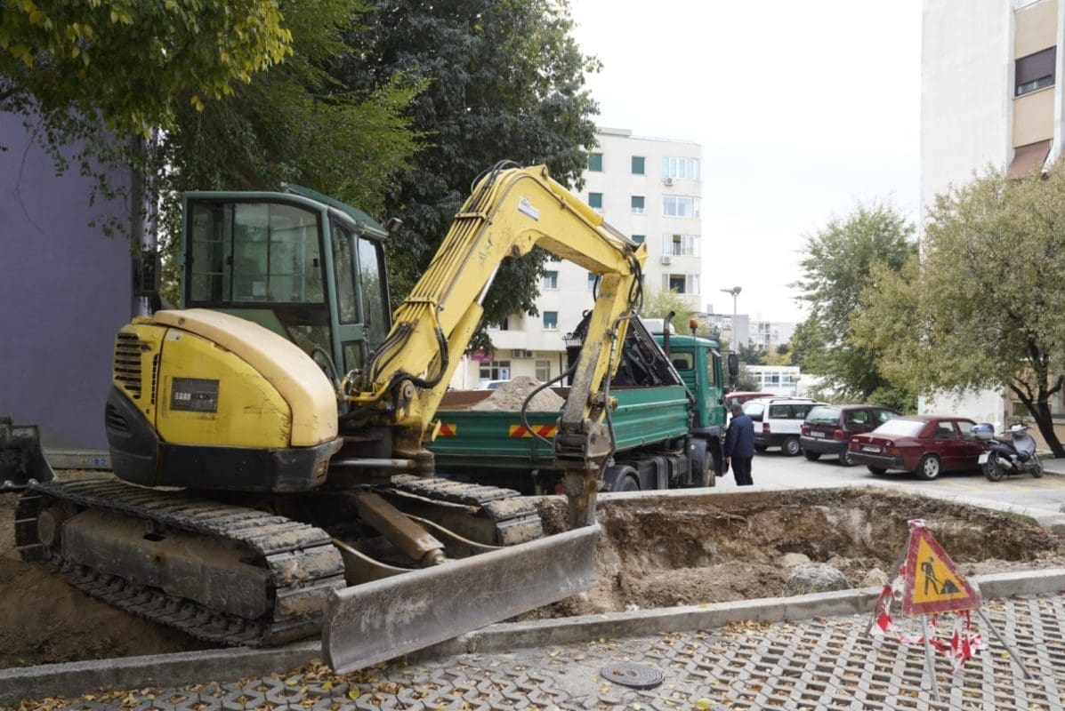 Postavljaju se polupodzemni kontejneri na Plokitama, nije prošlo bez problema, na teren izašla i policija