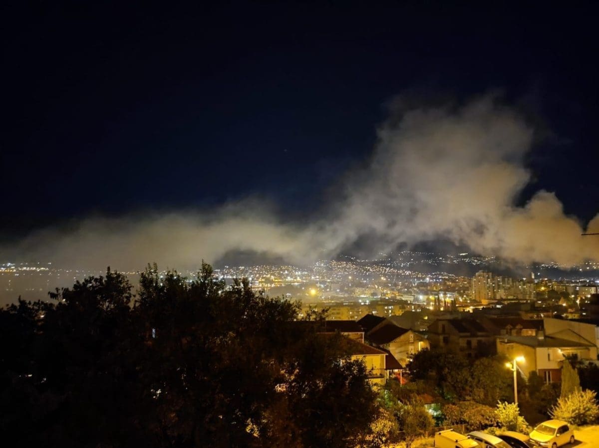 GUSTI DIM NADVIO SE NAD SPLITOM Planulo u Velebitskoj, vatrogasci pohitali na teren
