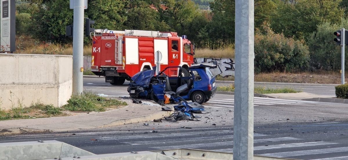 UZNEMIRUJUĆI PRIZORI U KAŠTELIMA Užas na mjestu nesreće u Lukšiću: Jedna osoba poginula, druga je hospitalizirana...