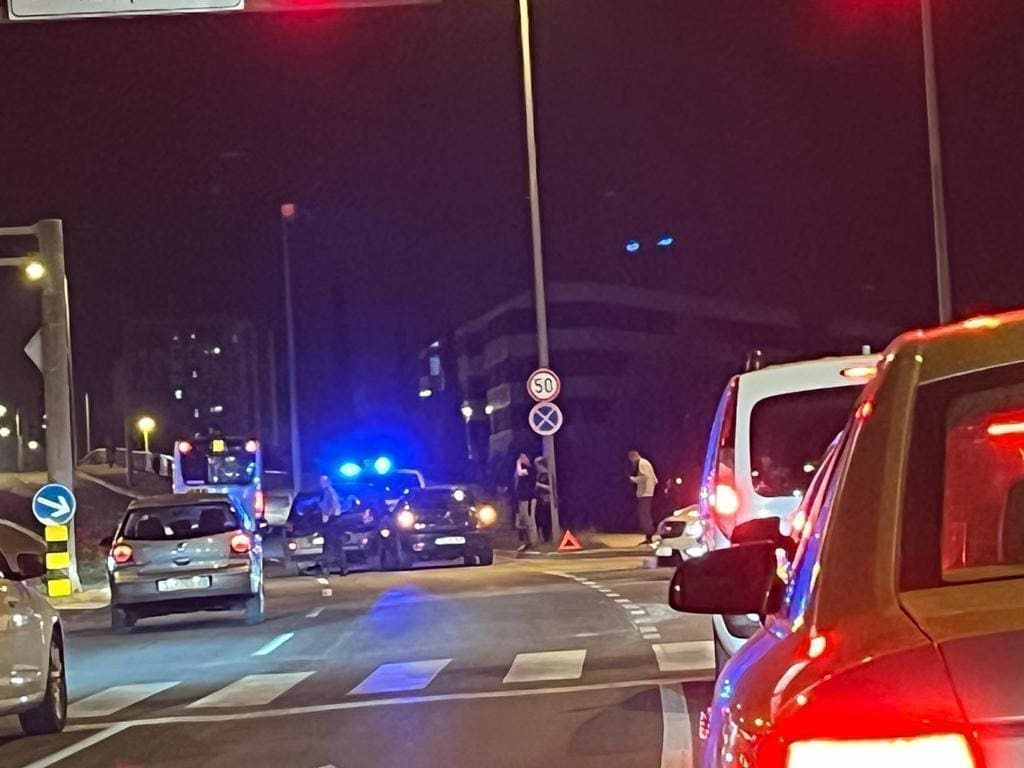 KRŠ I LOM NA KRIŽANJU KOD MALL-a Sudarila se dva osobna vozila