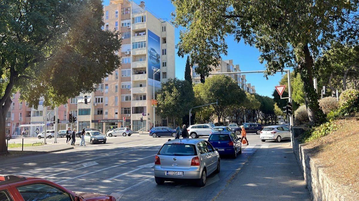 VOZAČI SE POZIVAJU NA OPREZ Ne radi semafor, moglo bi biti problema