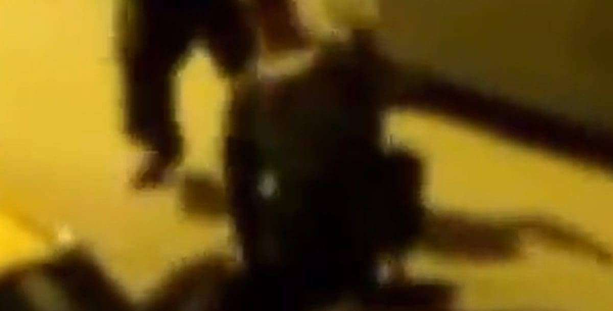 VRLO UZNEMIRUJUĆI SADRŽAJ IZ SPLITA Dvojica policajaca nogama i pendrekom tuku navijača koji je svladan na tlu: "Pamti pa vrati"