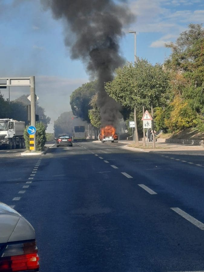 split-zapaljeno-auto (1)