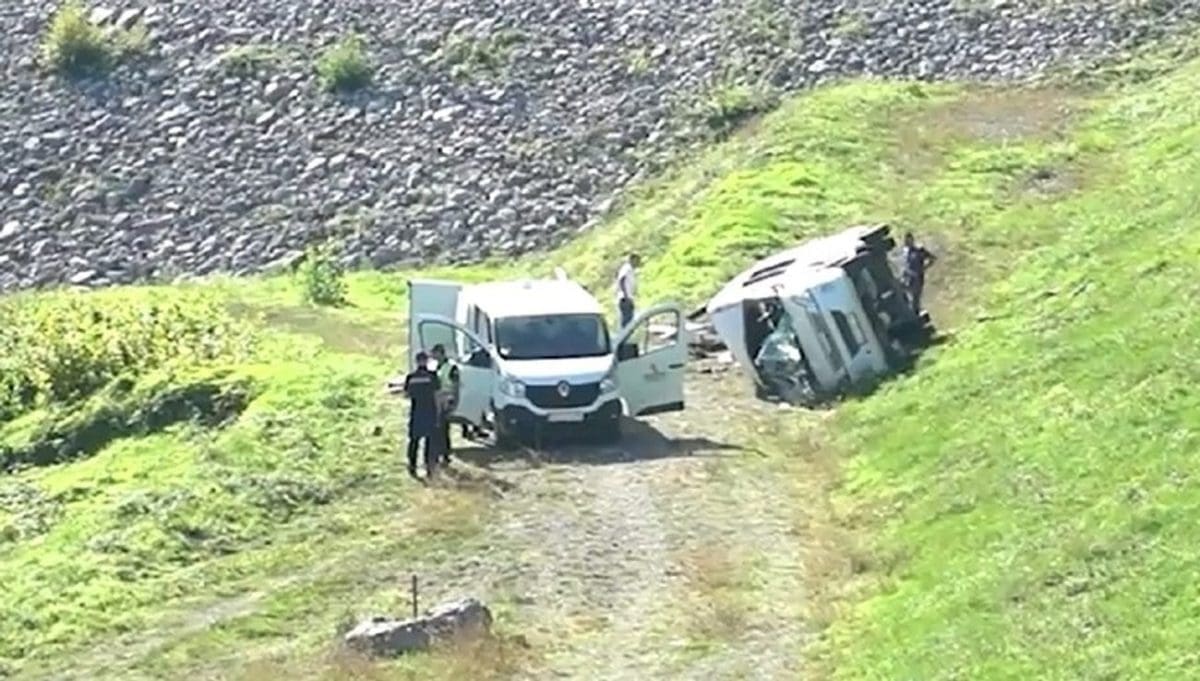 STRAVIČNA NESREĆA U SUSJEDSTVU Minibus pao u provaliju s 30 metara visine: Troje putnika životno ugroženo, poginula žena