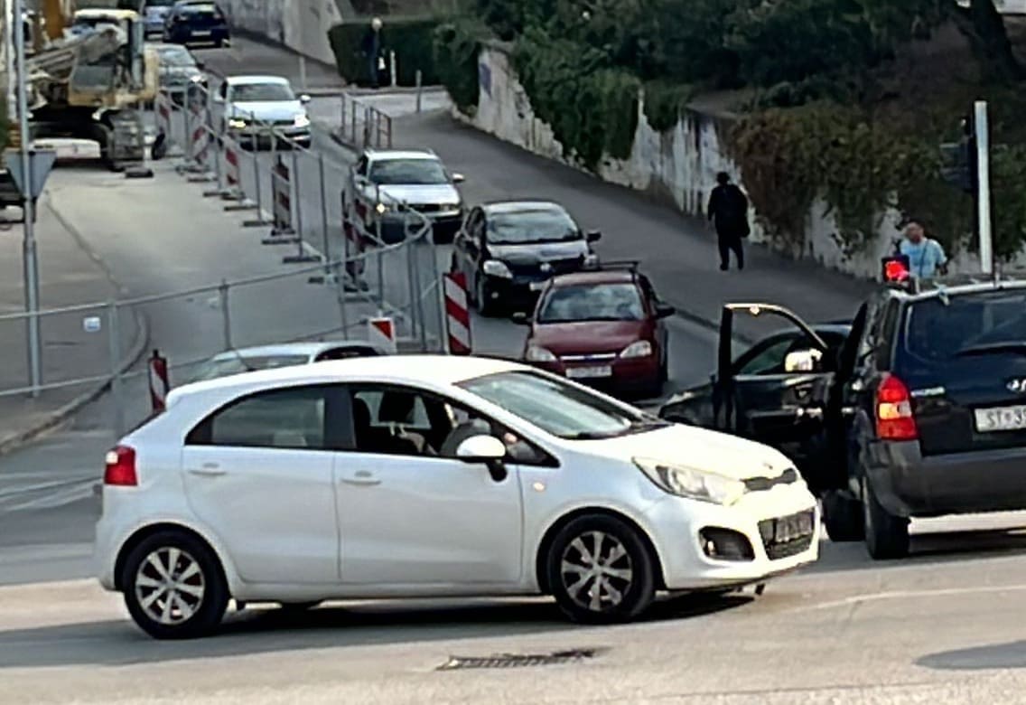 U RAZMAKU PAR SATI NOVI SUDAR NA ISTOME MJESTU Stanovnici Pujanki ogorčeni označenom signalizacijom