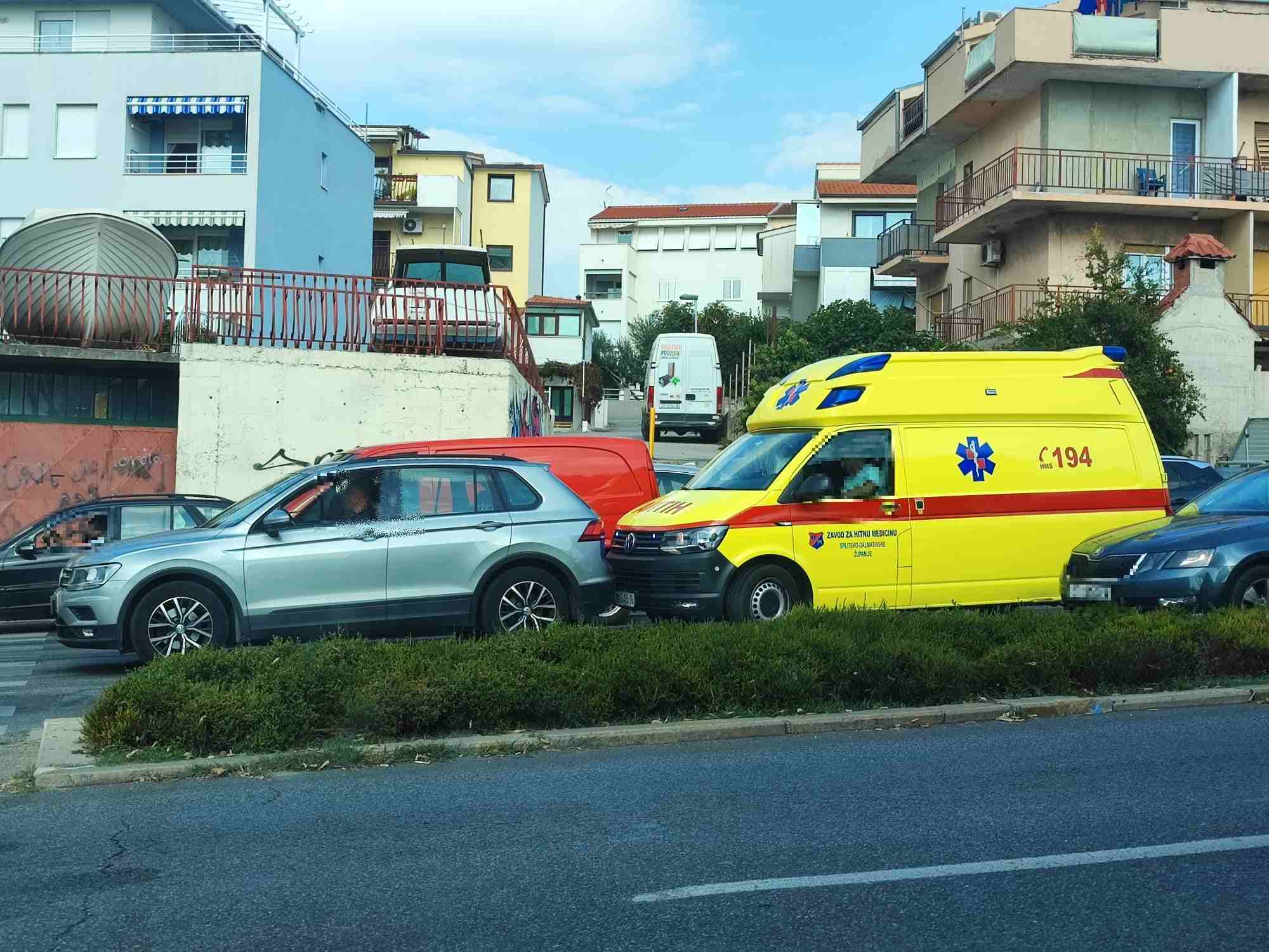 KRKLJANAC U POLJIČKOJ Sudar Hitne i osobnog automobila