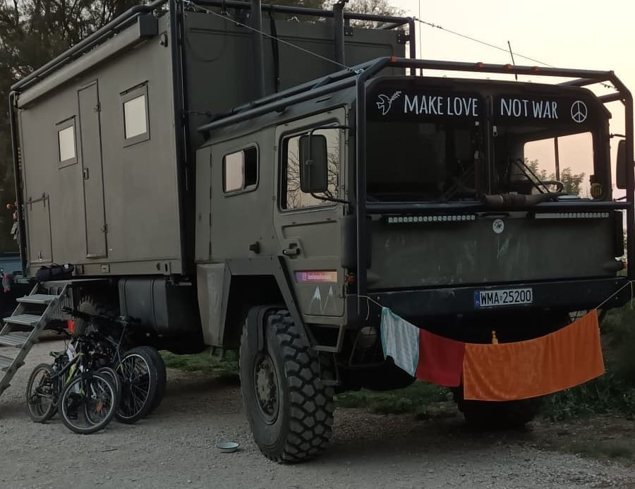 Splićani u čudu, "vojno" vozilo kampira uz more. Istaknuli su antiratnu poruku