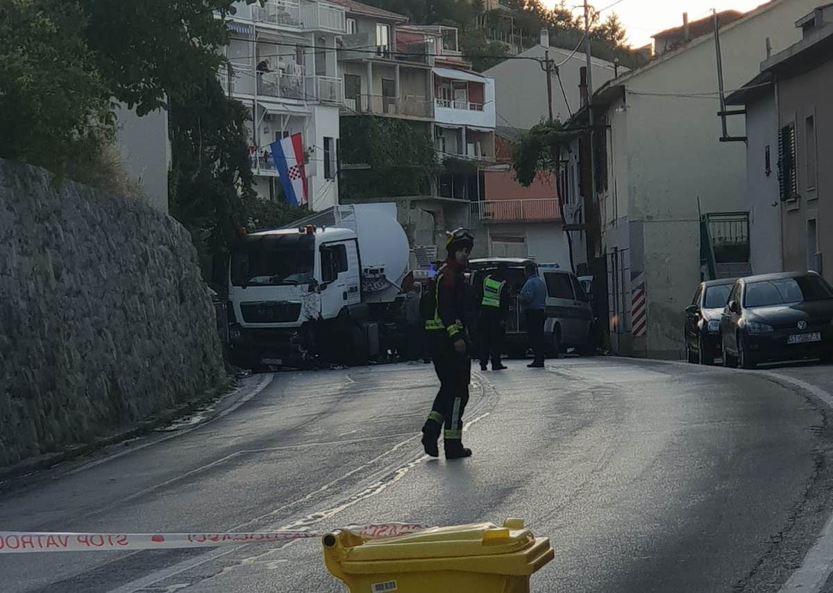 TEŠKA NESREĆA U BAJNICAMA Poginula jedna osoba, a druga teško ozlijeđena. Interveniralo 26 vatrogasaca