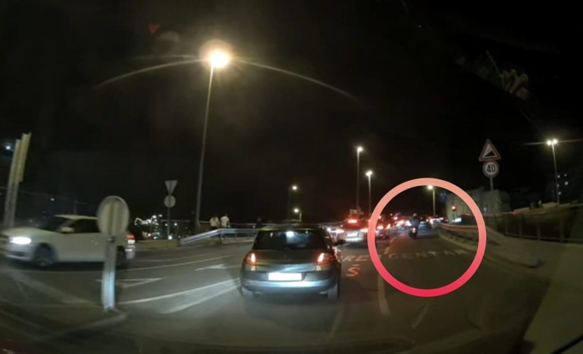 Dostavljač hrane u Splitu vrlo nepromišljeno izletio iz kružnog toka: "Neće mu se žuriti kad ga pokupi auto"