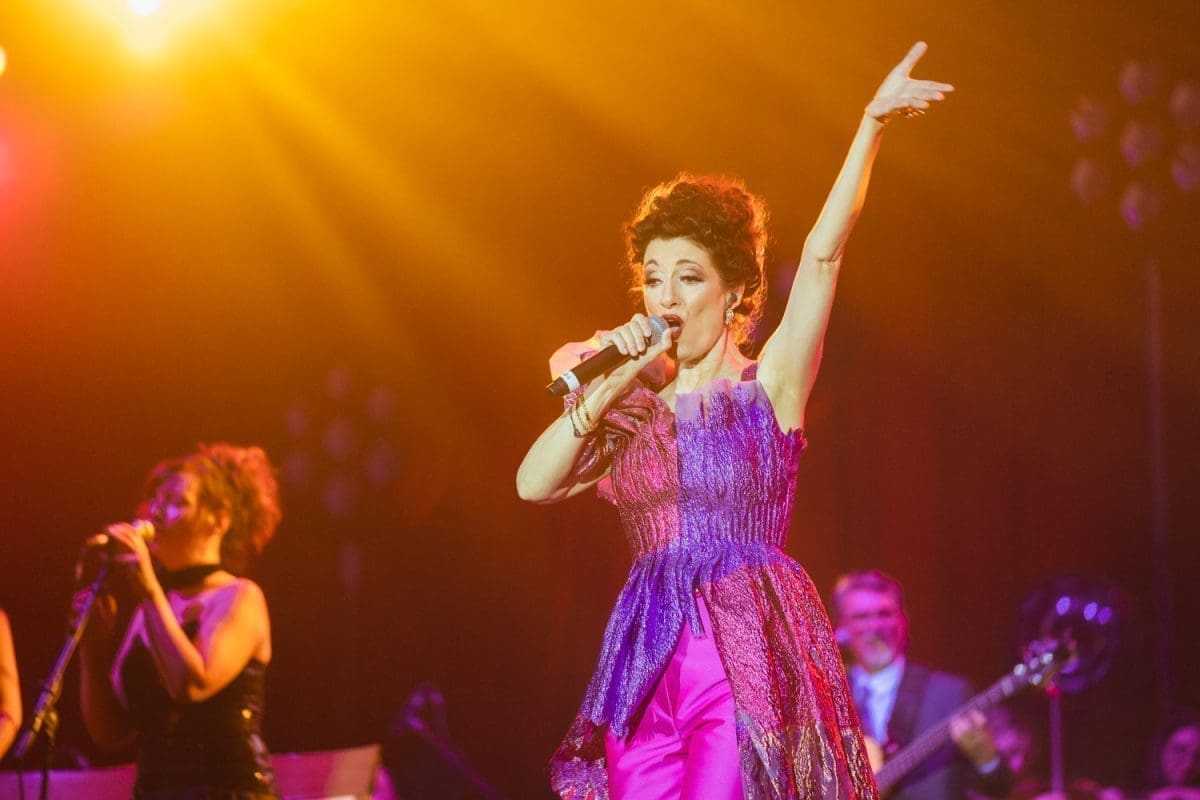 SPEKTAKL U SPALADIUM ARENI Doris Dragović niže hit za hitom, prepuna Arena pjeva uglas s njom