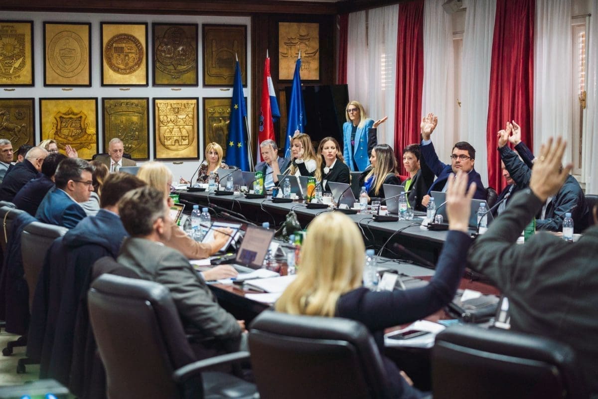 TKO NEPRESTANO GOVORI, A TKO 'SPAVA'? Jedan splitski vijećnik do sada se više puta javio za riječ nego svi Puljkovi zajedno! Pojedini gradonačelnikovi vijećnici tijekom sjednica nisu niti zucnuli