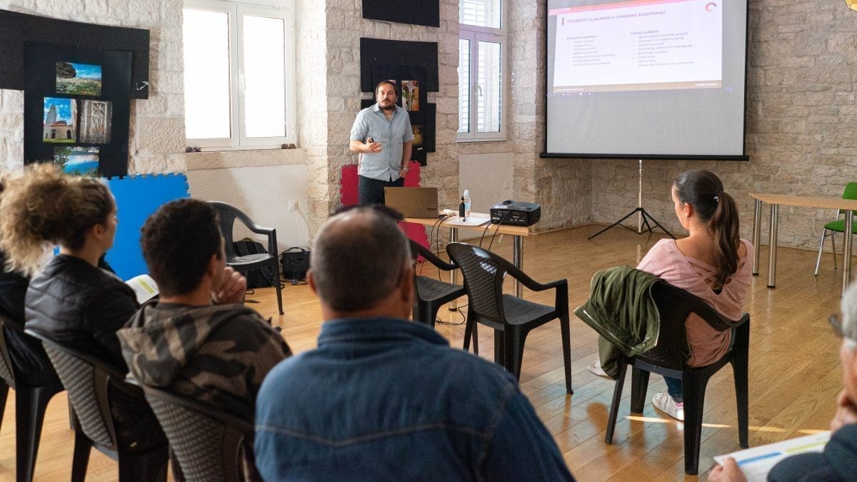 Javna tribina na Hvaru: ''Sunčane elektrane - kako, zašto i koliko se isplate?''