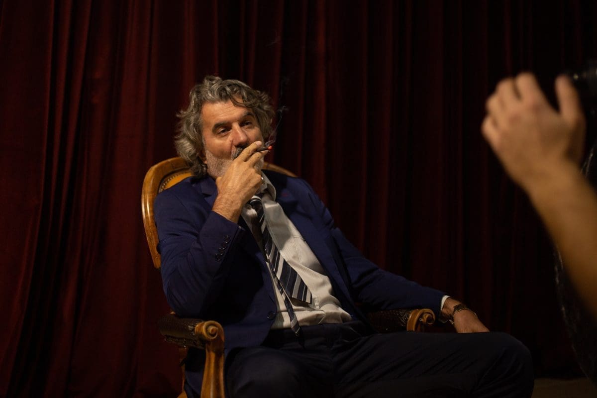 GRAD BEZ SNOVA Sviđa li vam se autorski prvijenac hercegovačkog glazbenika Davida Glibe? Poslušajte, ako još niste...