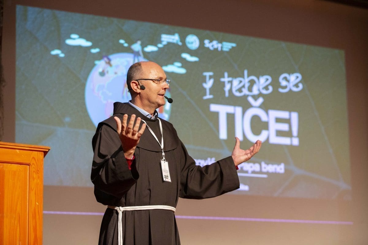 HRVATSKO NADZEMLJE Fra Mario Knezović gostovao na susretu "I tebe se tiče!"