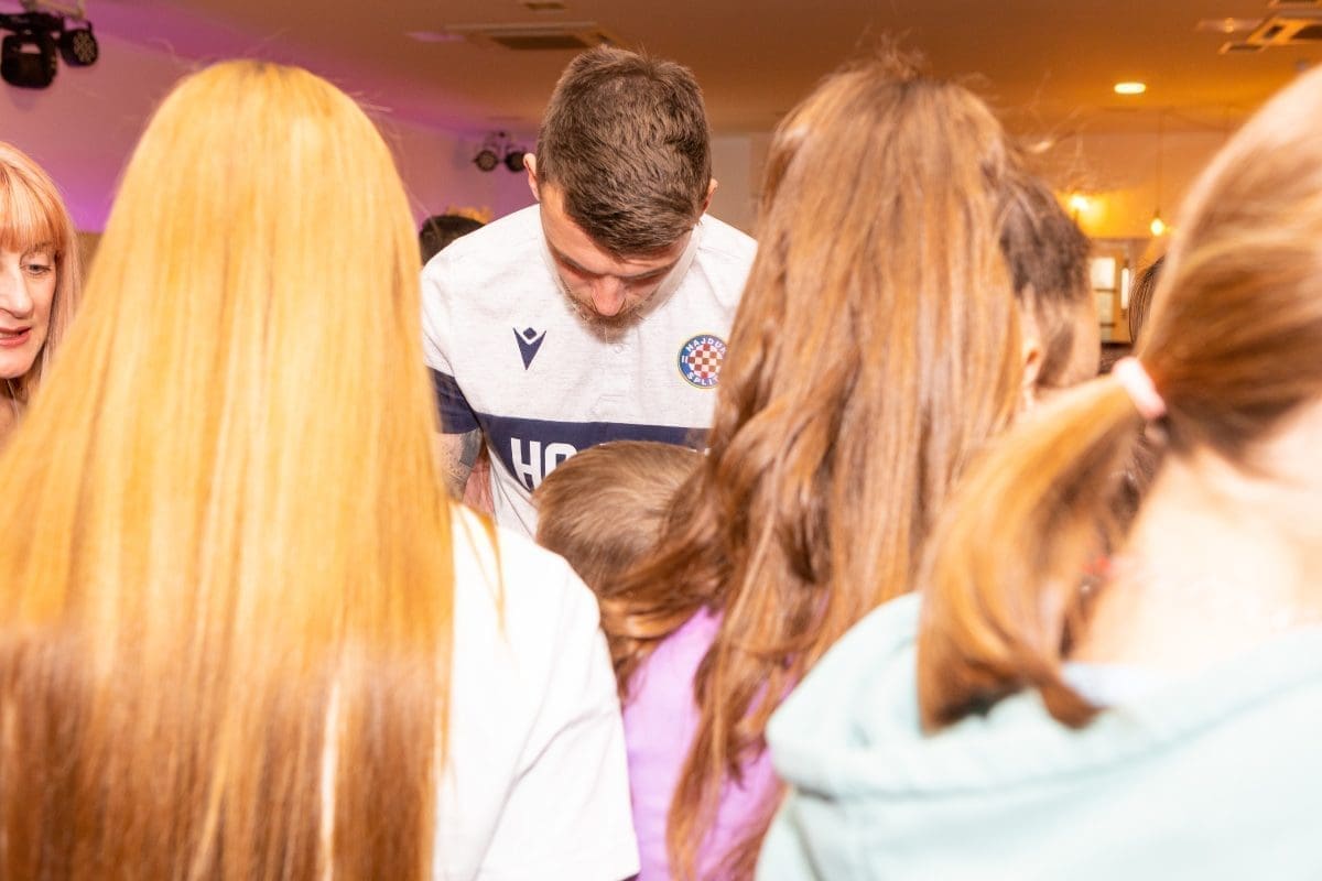 Dani adventa Fit Split RCK: Hajdukove kockice napravljene od poljudskih sjedalica razveselile štićenike iz Dječjeg doma Maestral